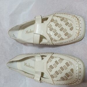 Mushrooms Loafers size 6m in a beautiful cream colored leather uppers